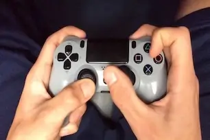 Claw grip hand position on a PlayStation controller – alternative gaming control style for competitive players